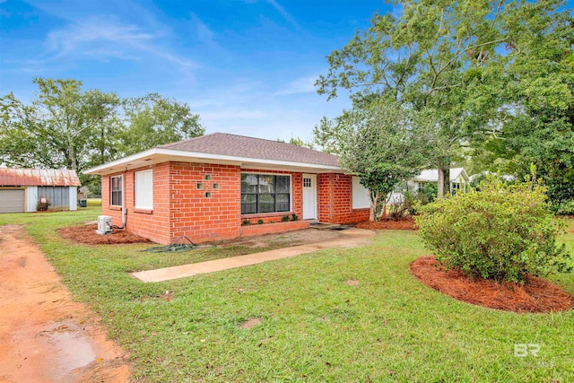 single story home featuring a front yard