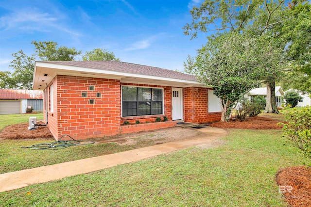 ranch-style home with a front yard