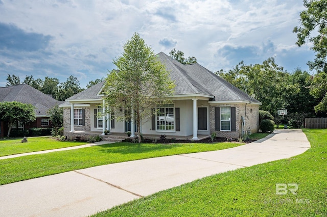 view of front of house featuring a front lawn