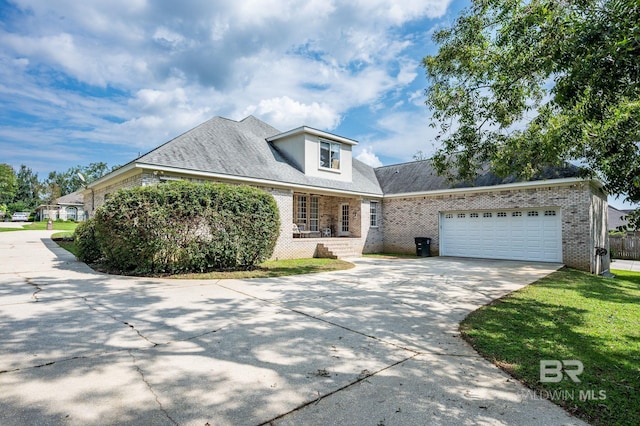 view of front facade featuring a garage and a front lawn