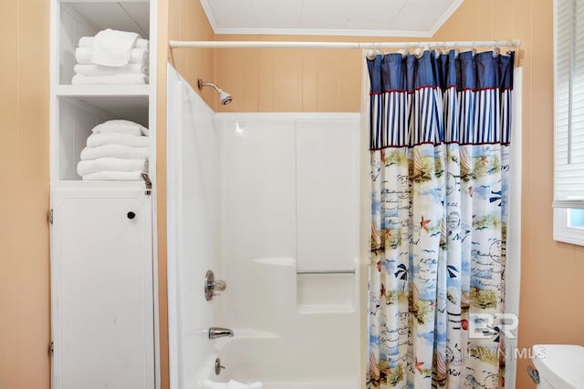 bathroom with shower / tub combo with curtain, crown molding, and toilet