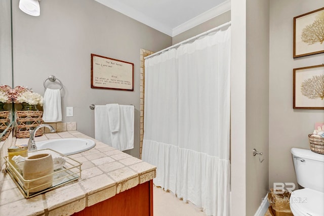 full bath featuring toilet, ornamental molding, vanity, a shower with curtain, and baseboards