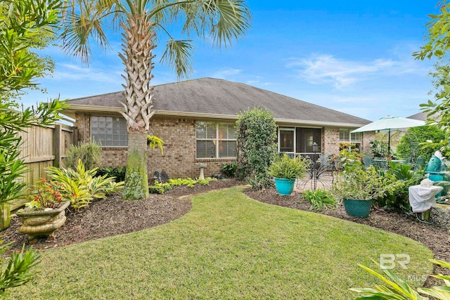 view of front facade featuring a front yard