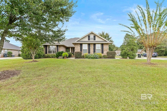 view of front of house featuring a front lawn