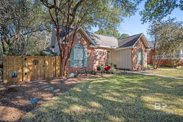 view of front of home with a front lawn