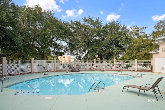 view of swimming pool