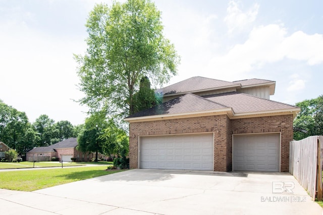 view of front of property featuring a front lawn