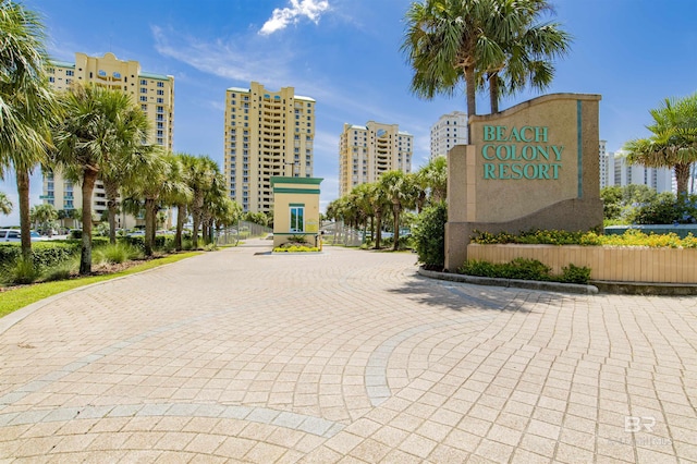 surrounding community featuring a view of city