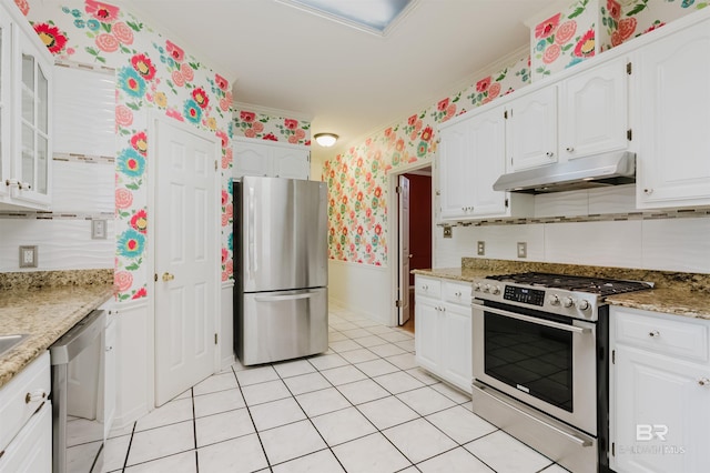 19711 Hunters Loop, Fairhope, AL 36532 - kitchen featuring stainless steel appliances, under cabinet range hood, wallpapered walls, white cabinets, and glass insert cabinets