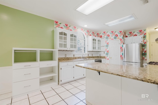 19711 Hunters Loop, Fairhope, AL 36532 - kitchen featuring stainless steel appliances, a sink, white cabinets, glass insert cabinets, and ornamental molding