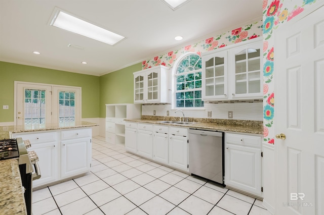 19711 Hunters Loop, Fairhope, AL 36532 - kitchen featuring stainless steel appliances, a sink, plenty of natural light, white cabinetry, and ornamental molding