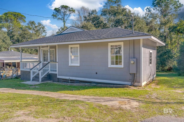 view of front of property featuring a front yard