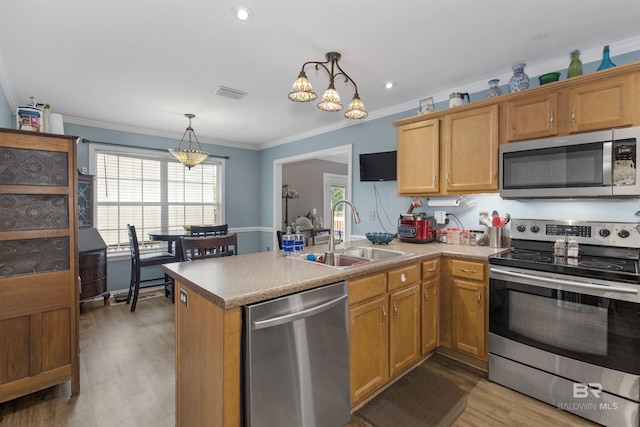 23530 Arbor Creek Dr, Robertsdale, AL 36567 - kitchen with stainless steel appliances, a sink, a peninsula, light wood-style floors, and crown molding