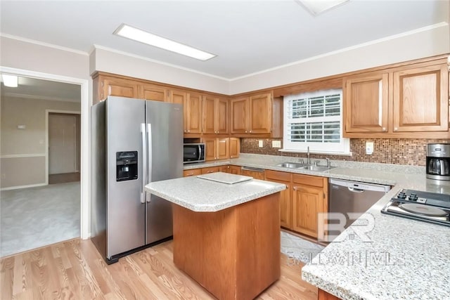 kitchen featuring light hardwood / wood-style flooring, a kitchen island, tasteful backsplash, sink, and stainless steel appliances