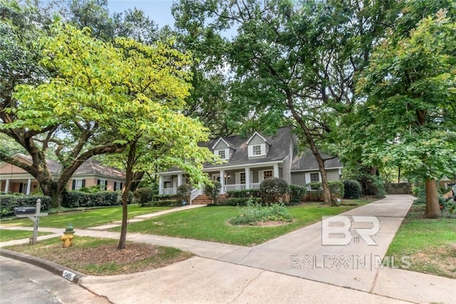 view of front of home featuring a front lawn