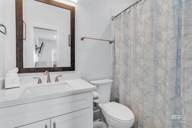 full bath with toilet, a shower with curtain, and vanity