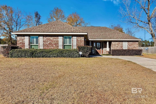 ranch-style house featuring a front yard