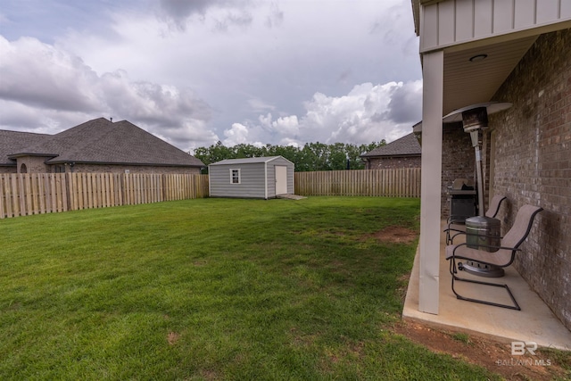 view of yard featuring a fenced backyard, an outdoor structure, and a storage shed