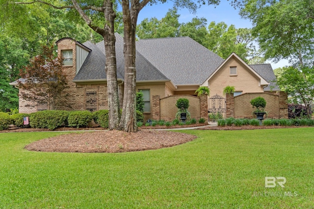 view of front facade featuring a front lawn