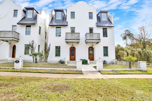 view of front of house featuring a front lawn