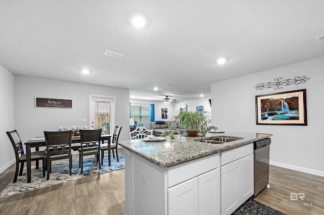 kitchen featuring dishwasher, light hardwood / wood-style floors, an island with sink, white cabinets, and ceiling fan