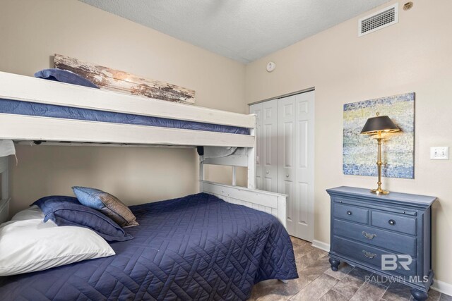527 Beach Club Trl Unit C908, Gulf Shores, AL 36542 - bedroom featuring visible vents and a closet