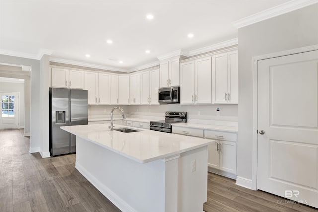 1061 Tampa Ave, Foley, AL 36535 - kitchen featuring a sink, stainless steel appliances, a kitchen island with sink, wood finished floors, and white cabinetry