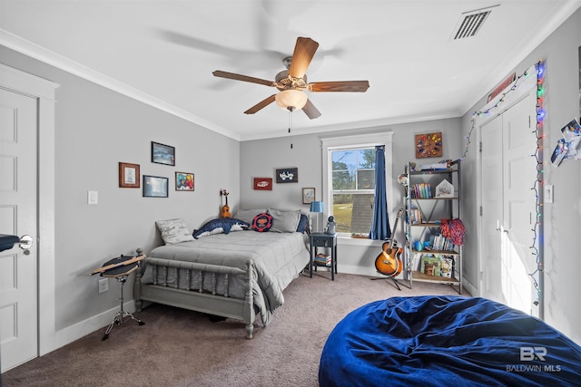 bedroom featuring a ceiling fan, baseboards, visible vents, carpet floors, and ornamental molding