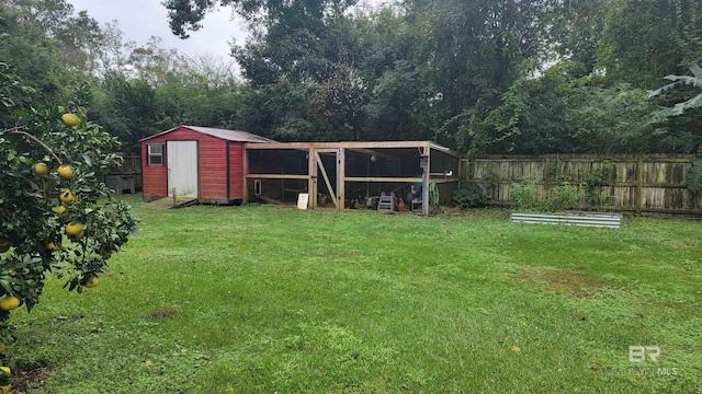 view of yard featuring a storage unit