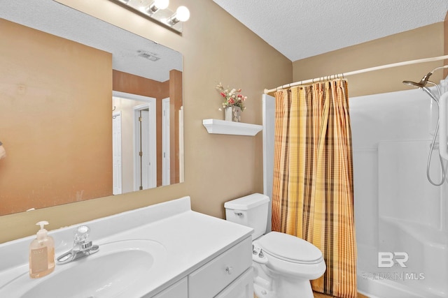 full bath with a textured ceiling, vanity, visible vents, and a shower with curtain