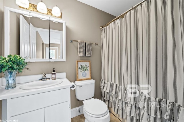 bathroom featuring a shower with curtain, vanity, and toilet