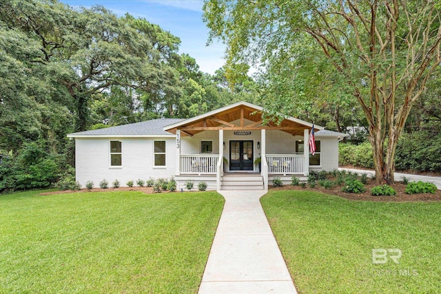 view of front of house with covered porch and a front lawn