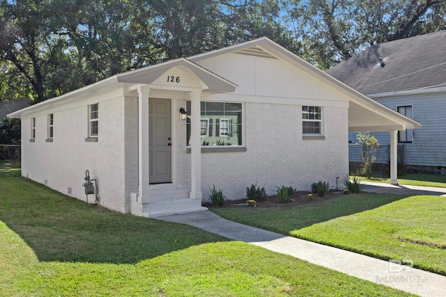 view of front facade with a front yard