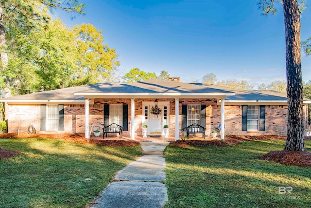 ranch-style house with covered porch and a front yard