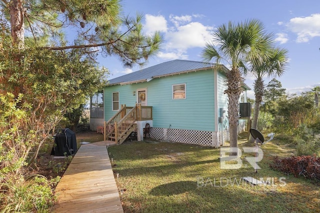 view of front of property with a front lawn