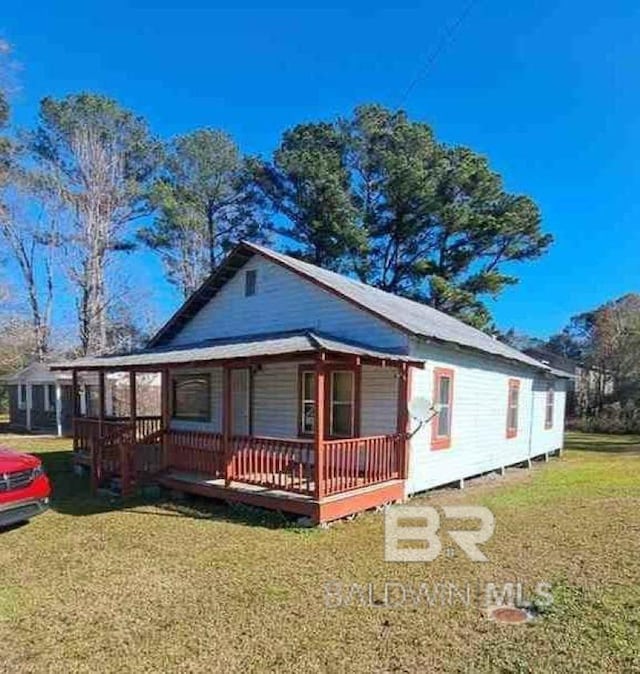 view of front of property featuring covered porch and a front yard