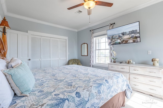 bedroom with a ceiling fan, a closet, visible vents, and crown molding