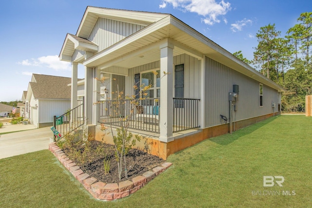 view of front of house featuring covered porch and a front lawn