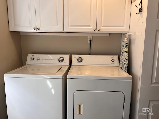 laundry room featuring cabinets and independent washer and dryer