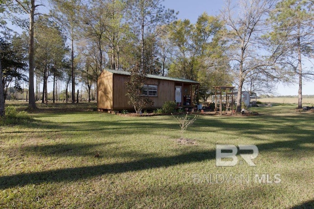 view of yard featuring a storage shed