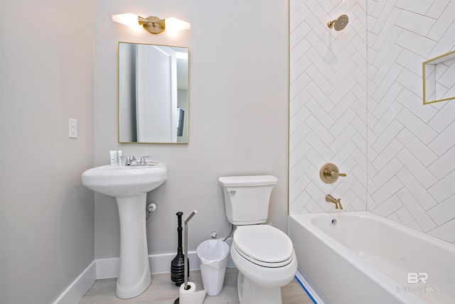 bathroom with tiled shower / bath and toilet