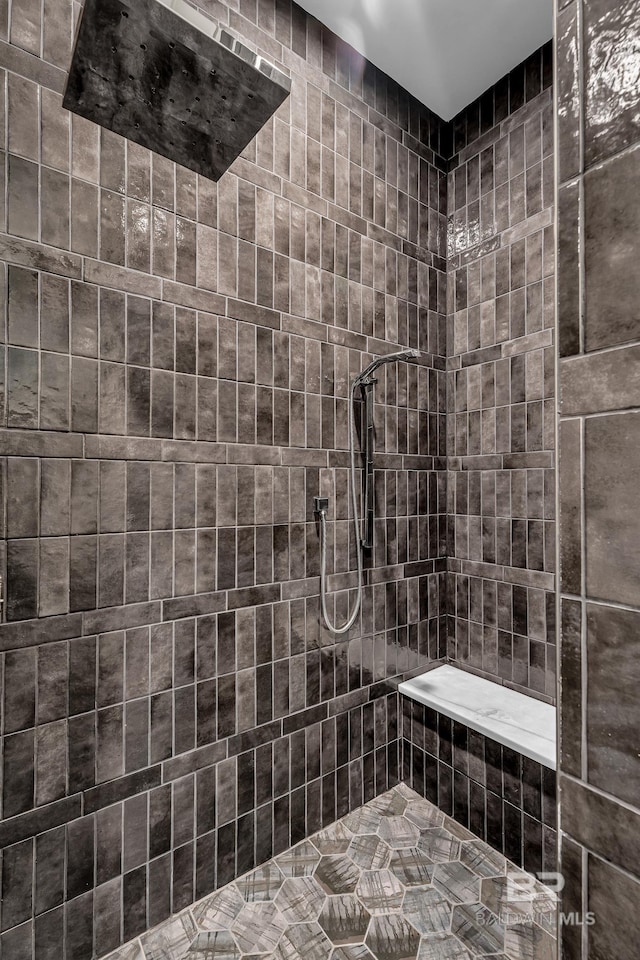 bathroom featuring a tile shower
