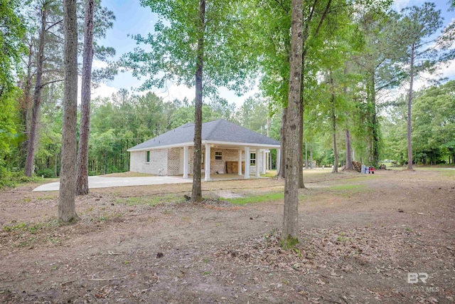 view of front facade featuring driveway