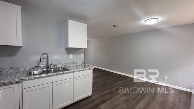5318 Knollwood Ct, Mobile, AL 36619 - kitchen featuring baseboards, white cabinets, visible vents, dark wood finished floors, and a sink