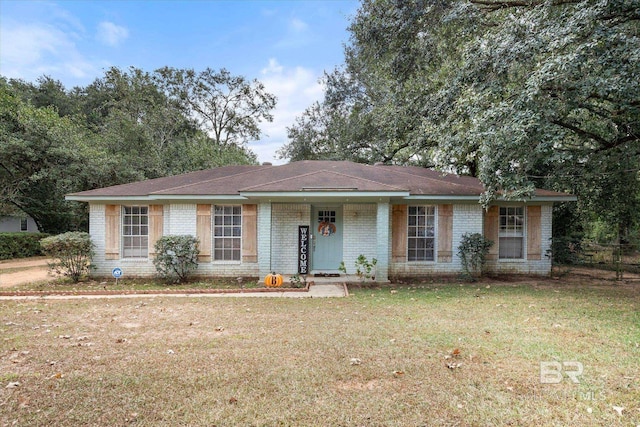 ranch-style home featuring a front lawn