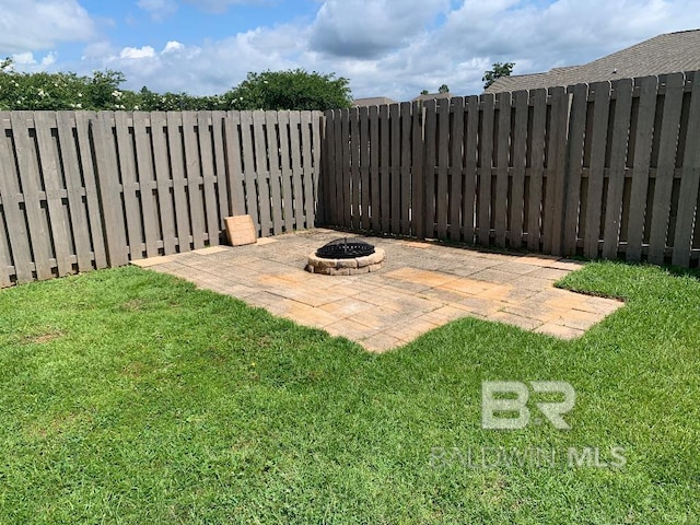 view of yard featuring a fire pit