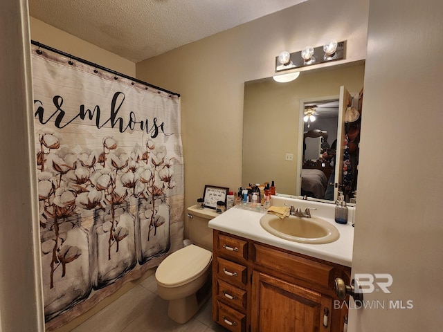 ensuite bathroom featuring toilet, ensuite bathroom, curtained shower, a textured ceiling, and vanity