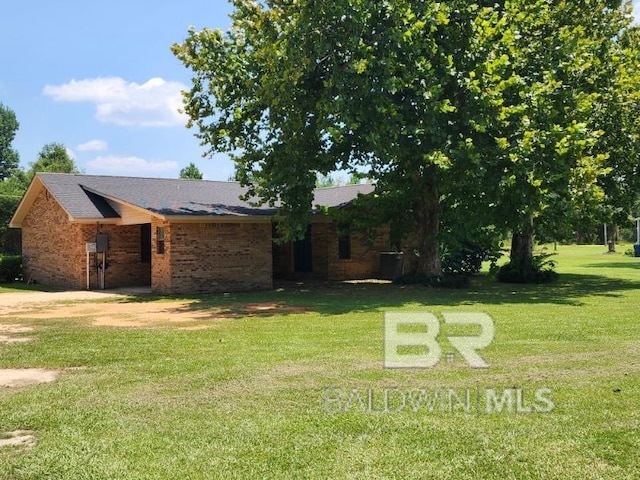 ranch-style house featuring a front yard and brick siding