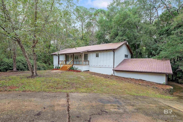 view of front of house with a porch