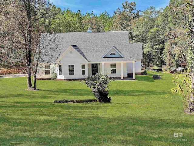 view of front of property featuring a front yard